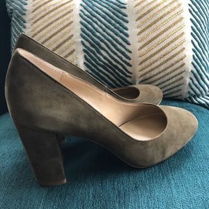 Ann Taylor suede heeled shoes pump olive g…